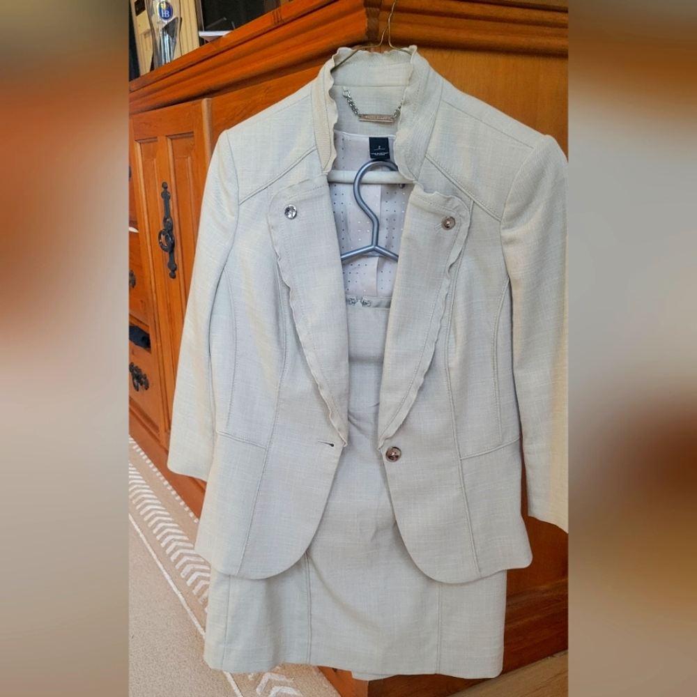 Nearly new White House/black market oatmeal suit size 2/4